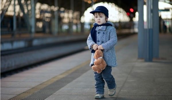 Dạy trẻ kỹ năng khi bị lạc là việc vô cùng cần thiết và cần được thực hiện càng sớm càng tốt