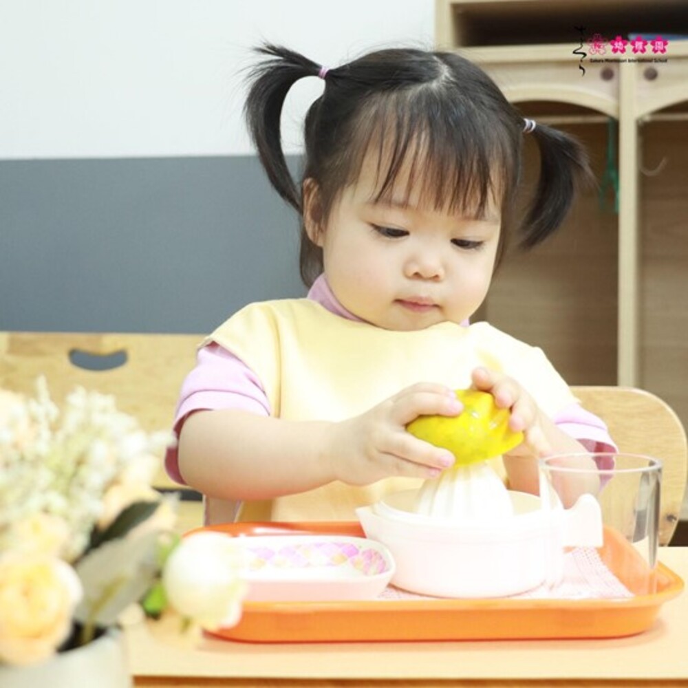 Ba mẹ có thể dạy trẻ những kỹ năng tự phục vụ như vắt nước cam, vặt rau, gấp quần áo…