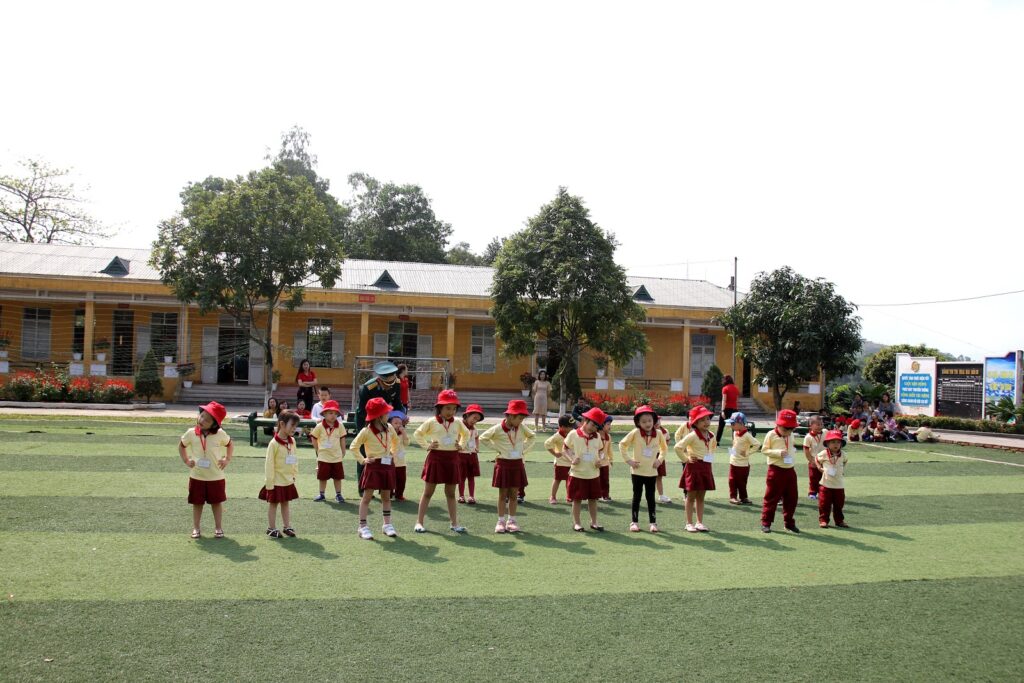 Các bạn nhỏ Sakura Schools Hạ Long trải nghiệm vận động dưới sự hướng dẫn của bộ đội Phòng không - không quân