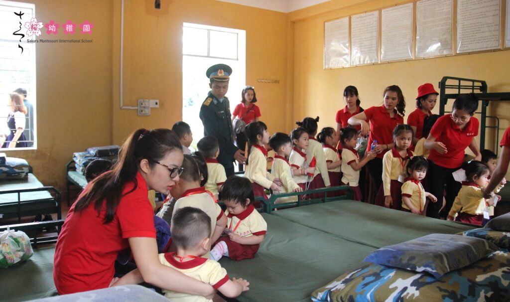 Các bạn nhỏ mầm non quốc tế tham quan khu sinh hoạt của bộ đội Phòng không - Không quân