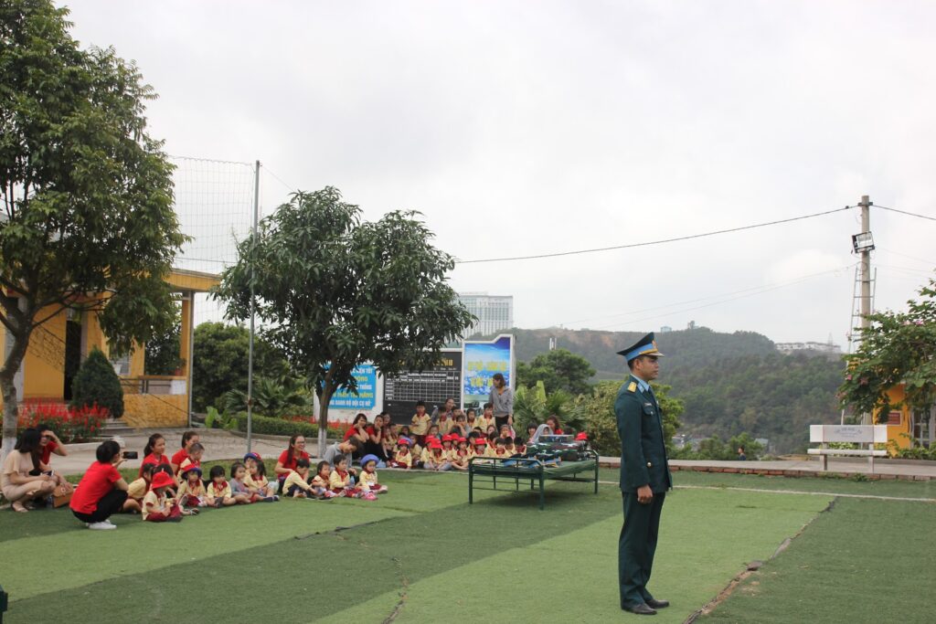 Mỗi bạn nhỏ Sakura Schools đều luôn chú ý theo dõi thao tác của bộ đội chỉ huy