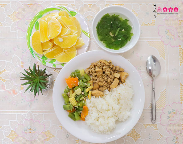 Các bữa ăn của học sinh Sakura Schools luôn đa dạng các loại thực phẩm, đảm bảo cung cấp đầy đủ dưỡng chất cho trẻ nhỏ.