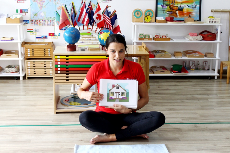 Trong các giờ học tiếng Anh ở Sakura Schools, giáo viên bản ngữ luôn khơi gợi sự hứng thú khám phá ngôn ngữ ở các bạn nhỏ với những minh họa sinh động và ấn tượng.