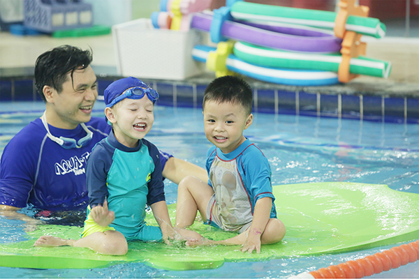 Các bạn nhỏ trường mầm non quốc tế Sakura Schools khám phá lĩnh vực Địa lý trong lớp học Montessori