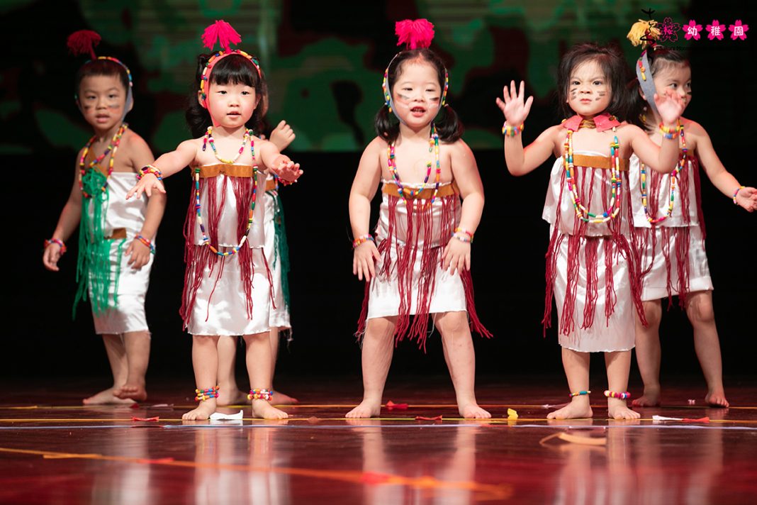 Các bạn nhỏ Sakura Schools hóa thành những thổ dân da đỏ trong điệu nhảy thổ dân đầy hấp dẫn