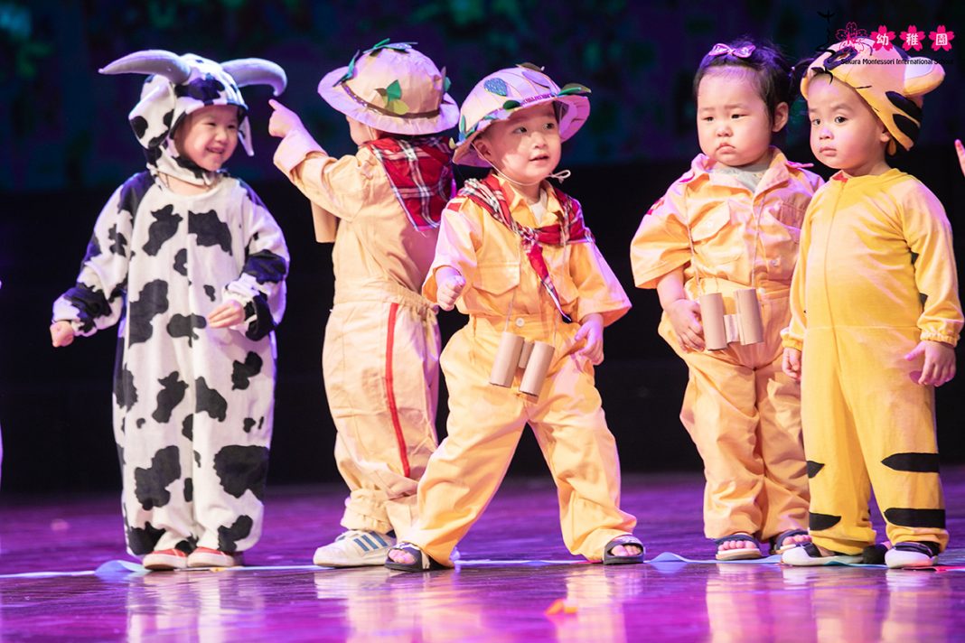 Hào hứng cùng bạn bè thể hiện màn trình diễn của mình