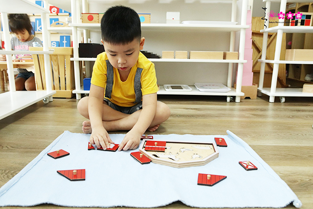 Góc cảm quan trong montessori là gì?
