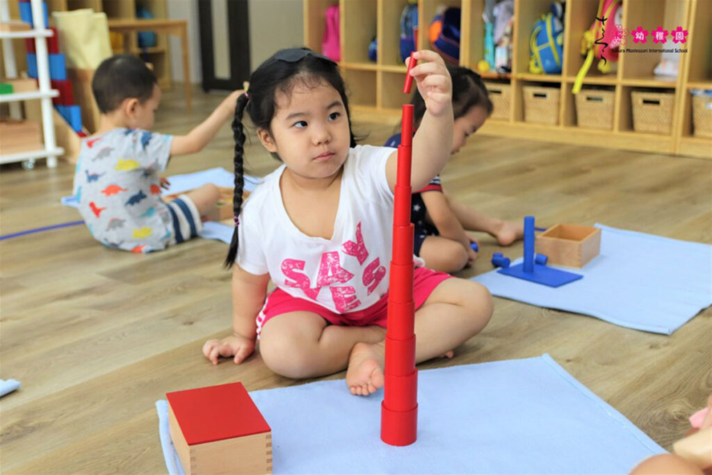 Bài trí góc cảm quan trong Montessori