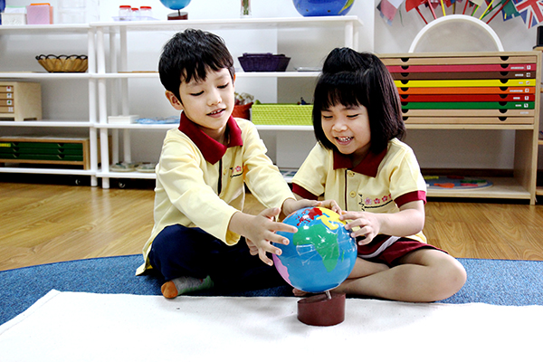 Phương pháp Montessori mang đến cho trẻ cơ hội tự do phát triển theo năng lực, sở thích của bản thân