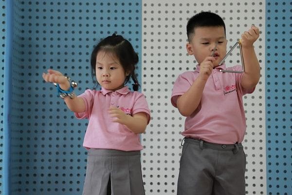 bé học âm nhạc tại trường mầm non Sakuara Montessories