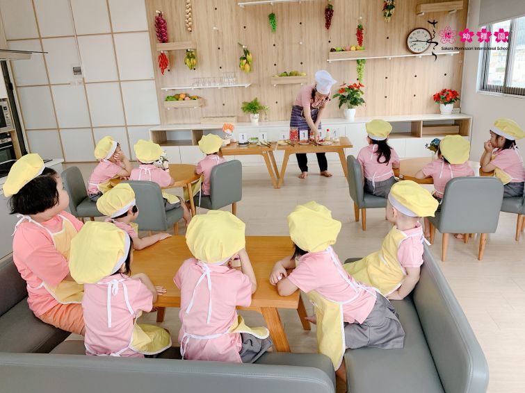Hãy luôn đồng hành cùng con khi chơi montessori