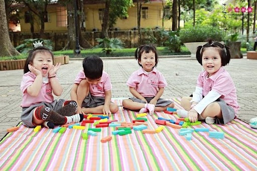 Đồ dùng montessori tự làm giúp trẻ rèn luyện trí thông minh