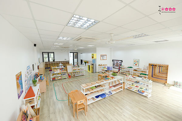 Hệ thống phòng học Montessori rộng rãi, thoáng mát. Diện cửa kính lớn đón tối đa ánh sáng mặt trời.