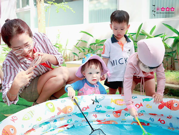 Giáo viên luôn đồng hành cùng bé