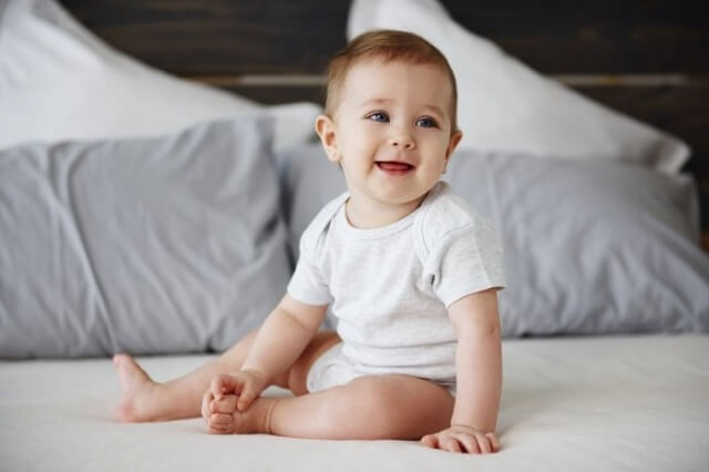 7 - 8 tháng tuổi đã có thể ngồi vững mà không trợ giúp