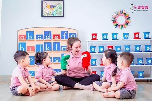 Ba mẹ nên tìm hiểu chương trình học thông quan website chính thức của các trường, tìm kiếm thông tin trên các hội nhóm tìm trường mầm non cho con.