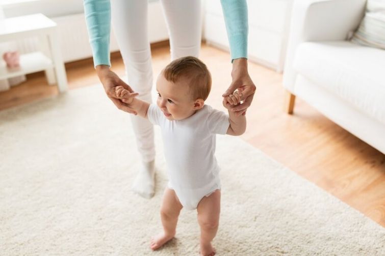 Bé sẽ có những bước đi đầu tiên vào khoảng từ 9 - 12 tháng tuổi