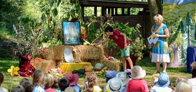 Thông qua các hoạt động hàng ngày như vẽ tranh, ca hát, nhảy múa, khám phá thiên nhiên sẽ giúp trẻ hình thành kiến thức và những trải nghiệm mới mẻ.