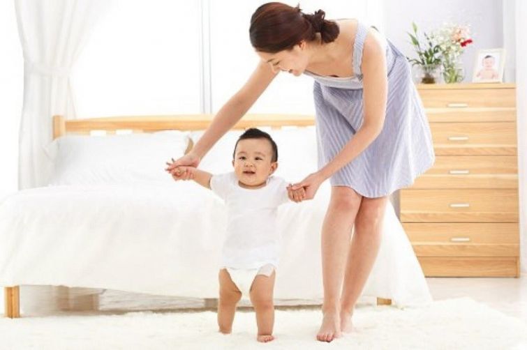 Đừng nôn nóng hãy cho bé tập đi khi bé muốn