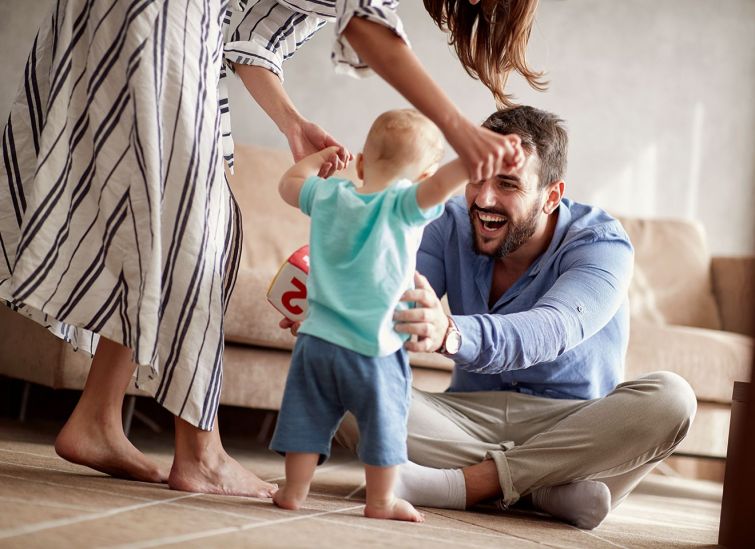 Hỗ trợ bé tập đi bằng cách đứng ở phía sau đỡ bé
