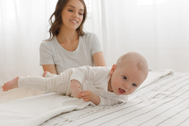 Nên tập cho bé nằm sấp để hỗ trợ bé tập ngồi và bò