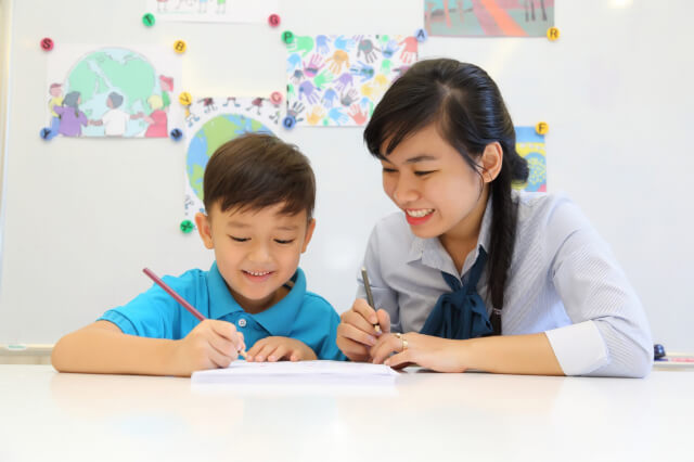 Trẻ học tiếng Anh qua sách vở cần có sự hướng dẫn của cha mẹ