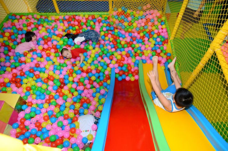Nhà bóng - trò chơi giúp con phát triển thể chất