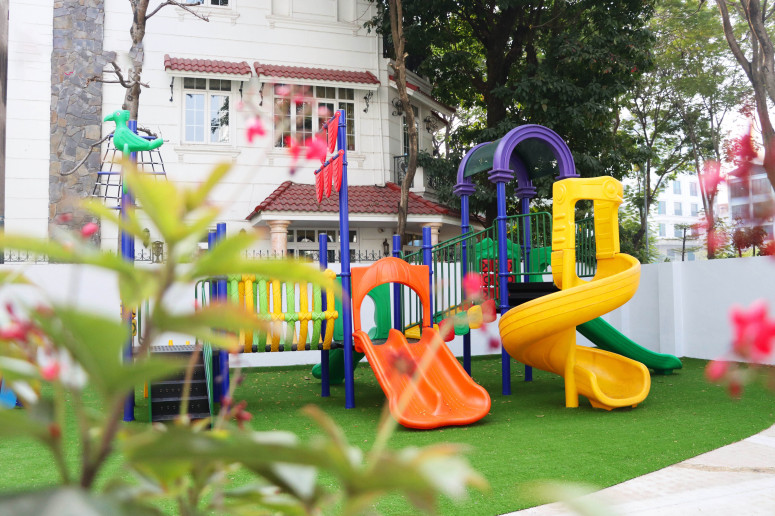 Tổ hợp tiện ích bao gồm phòng học, sân chơi cao su, nhà bóng trong nhà, khu vui chơi liên hoàn ngoài trời.