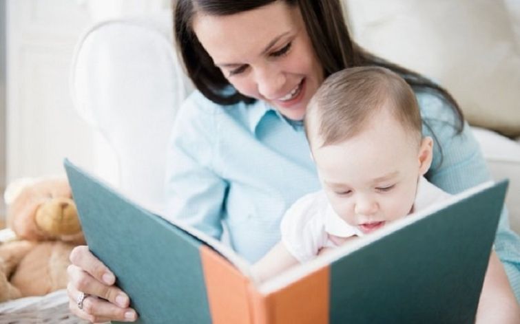 Cho con xem truyện tiếng anh để làm quen ngôn ngữ thứ 2 từ sớm