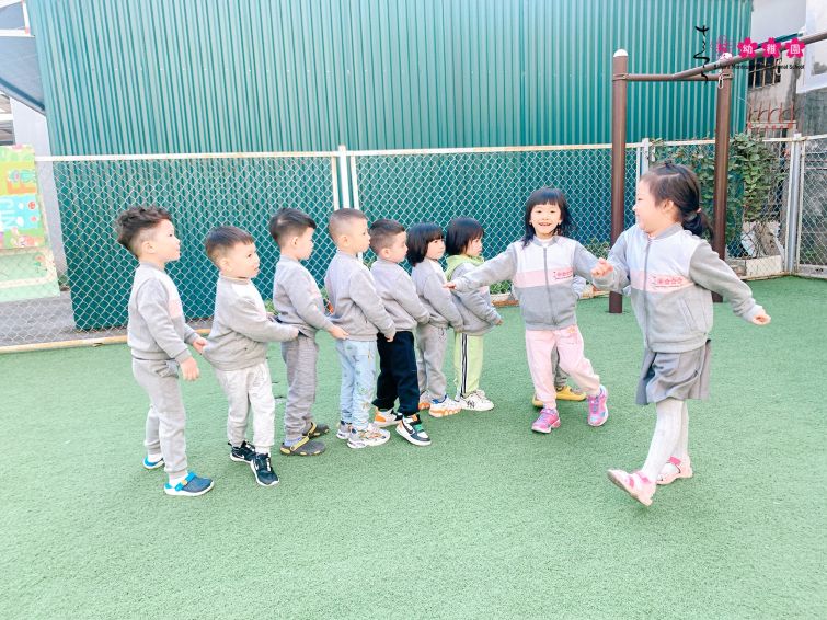 có nên cho trẻ đi học sớm