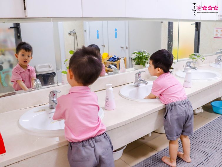 có nên cho trẻ đi học sớm