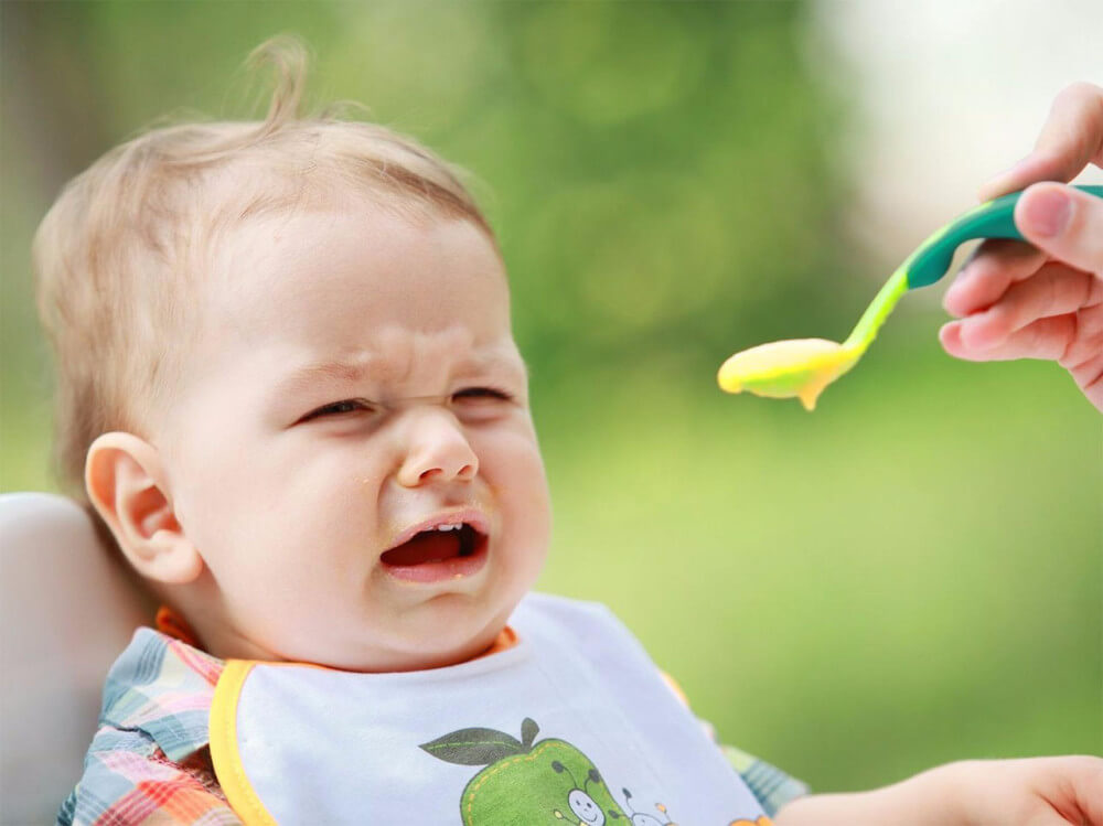 Buồn ngủ khi ăn dễ dẫn đến tình trạng trẻ quấy khóc khó chịu