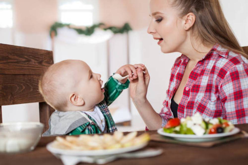 Cho trẻ ăn dặm BLW kết hợp truyền thống ngay từ 6 tháng