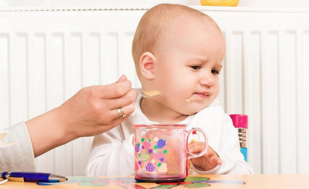 Khi món ăn quá mặn trẻ có phản ứng không tiếp nhận