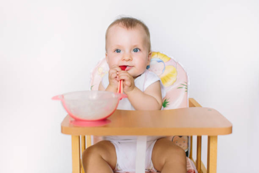 Trẻ 7 tháng tuổi có khả năng nuốt thức ăn thành thục