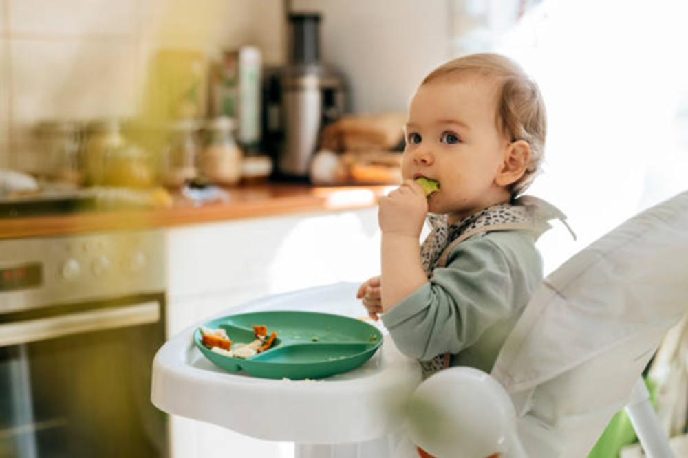 nên cho bé ăn dặm lúc mấy giờ
