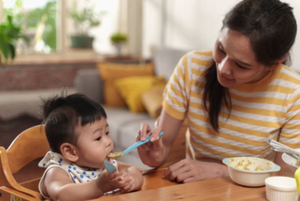 nên cho bé ăn dặm lúc mấy giờ