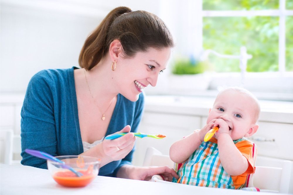 có nên cho trẻ ăn dặm sớm