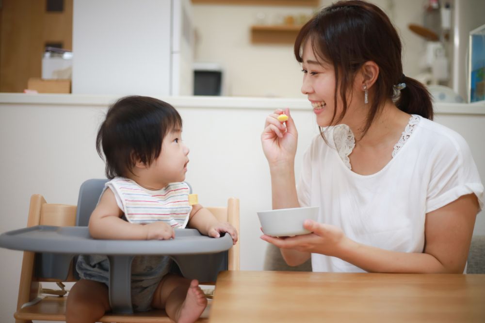 giờ ăn dặm cho bé 6 tháng