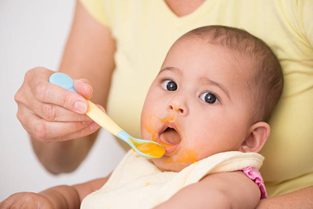 trẻ 4 tháng rưỡi ăn dặm được chưa