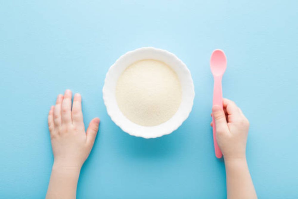 trẻ 4 tháng rưỡi ăn dặm được chưa