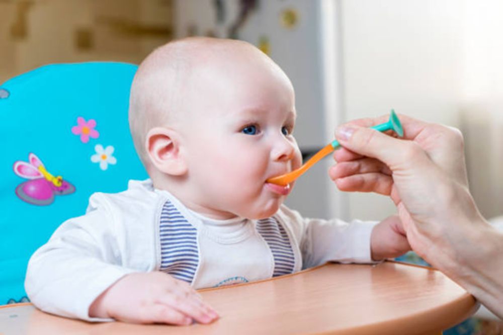 Cho trẻ tập ăn dặm từ ít đến nhiều, từ loãng đến đặc, từ ngọt đến mặn