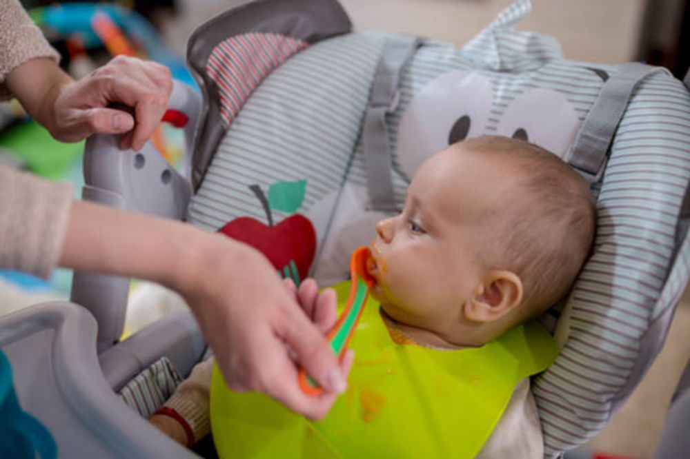 Cùng chuyên gia giải đáp các thắc mắc về ăn dặm cho bé 5 tháng tuổi