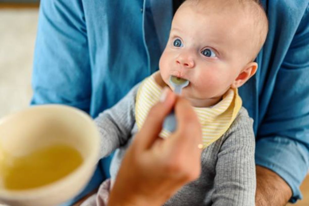 Giai đoạn 5 tháng tuổi có thể bắt đầu cho con tập ăn dặm