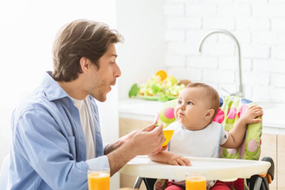 trẻ 4 tháng rưỡi ăn dặm được chưa
