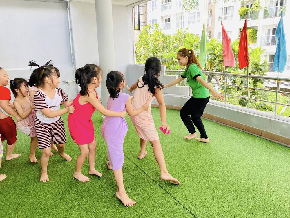 Gia đình cùng chơi trò Rồng rắn lên mây