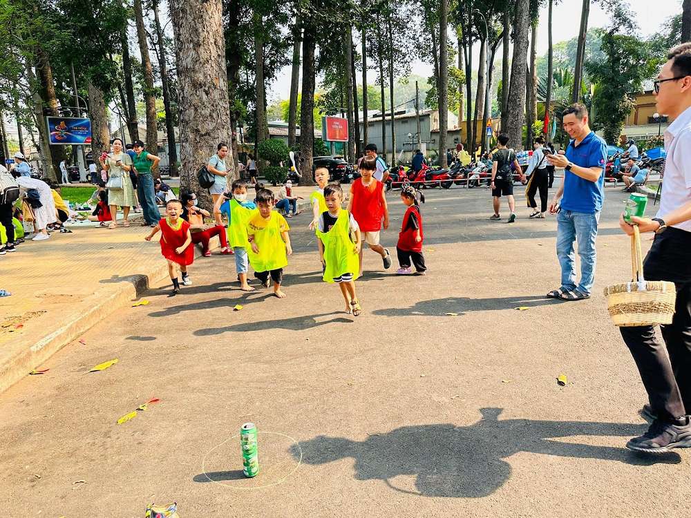 Tổ chức trò chơi ném lon ngoài trời dành cho gia đình