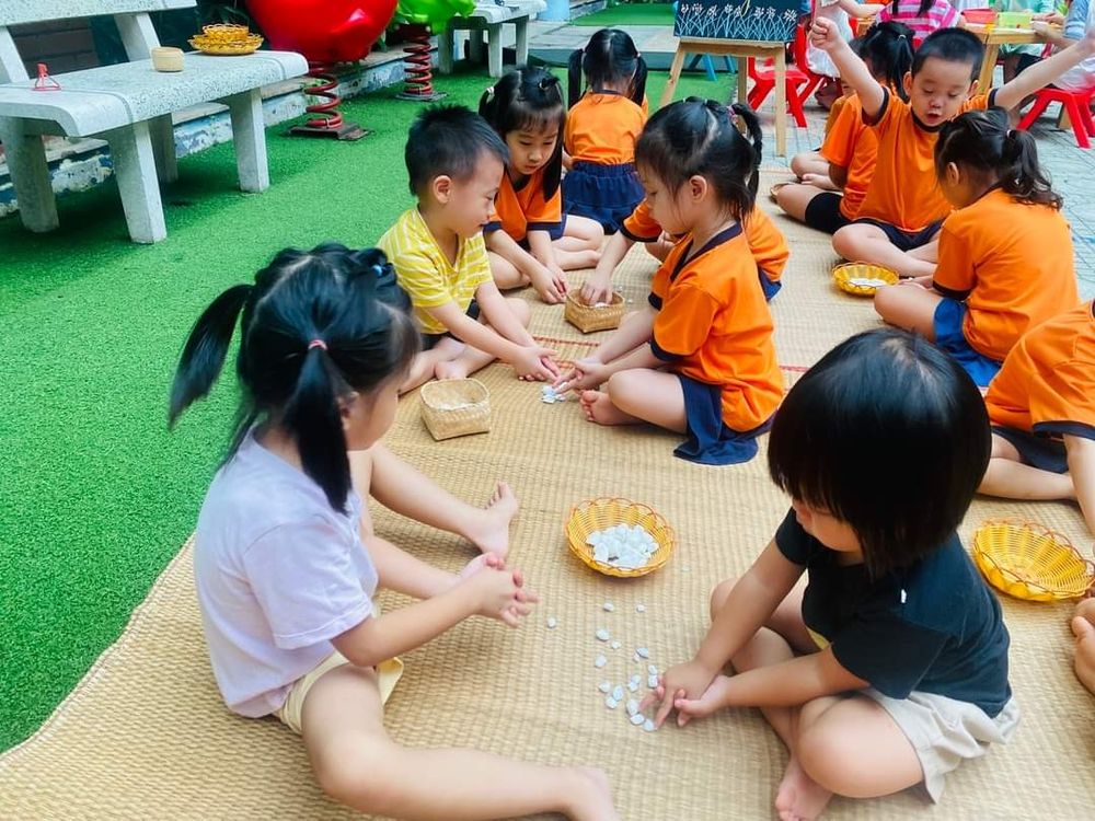 Trò chơi Cua cắp rèn luyện khả năng khéo léo của đôi bàn tay