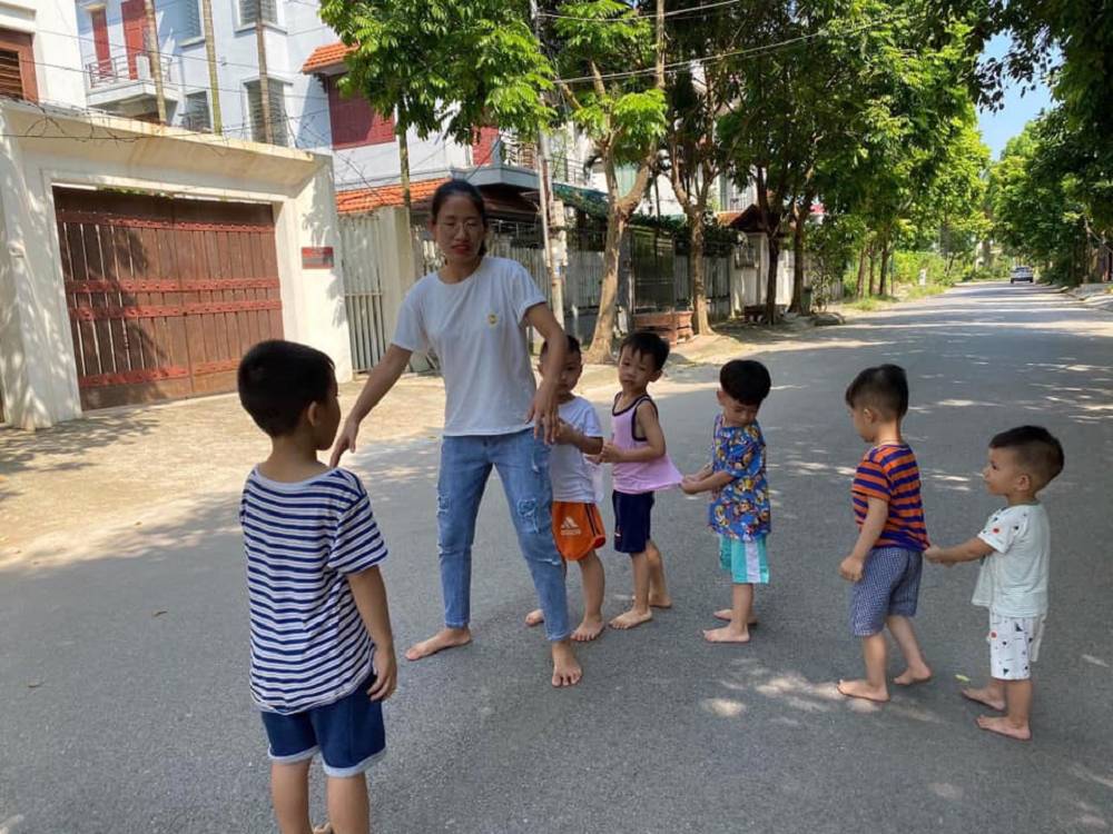 Trò chơi Rồng rắn lên mây vui nhộn ngập tiếng cười