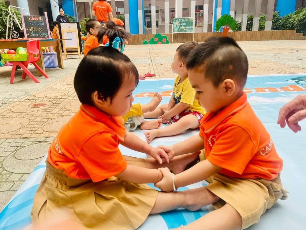 Kéo cưa lừa xẻ là trò chơi dân gian phù hợp với trẻ mầm non